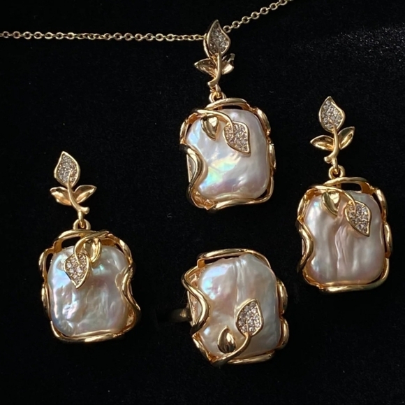 Handcrafted Artistic Natural Freshwater Baroque Pearl Set. - Picture 1 of 8